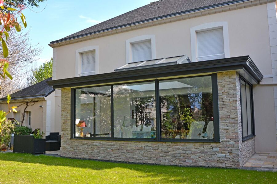 Extension moderne sur maison traditionnelle